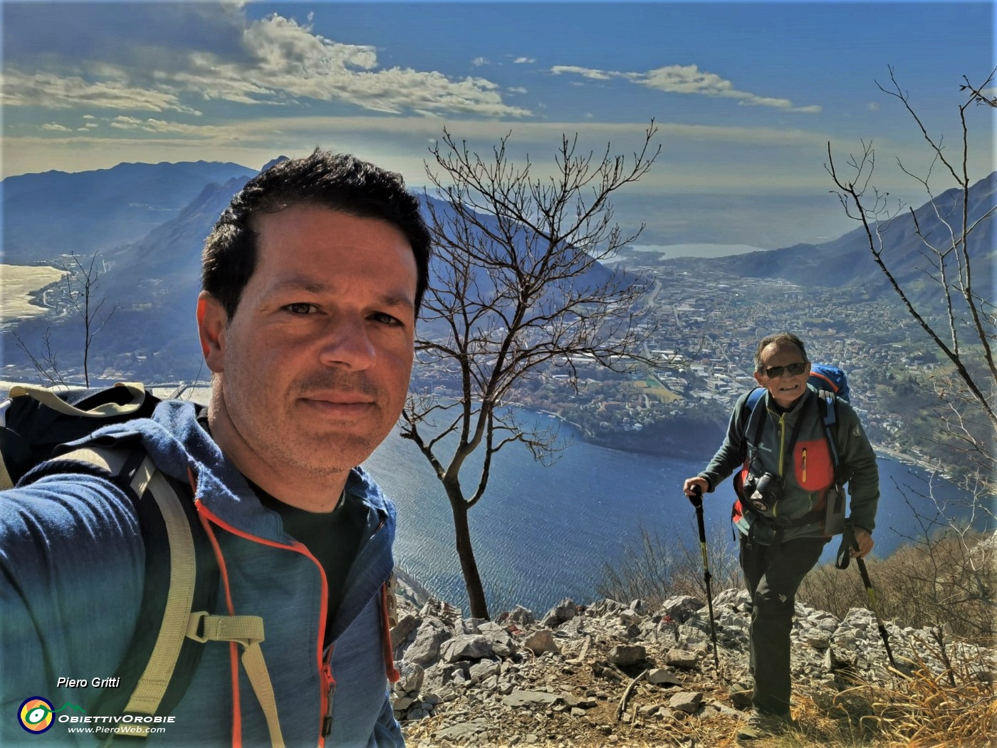 02 Sul sentiero impegnativo Silvia mentre il cielo si sta aprendo.jpg